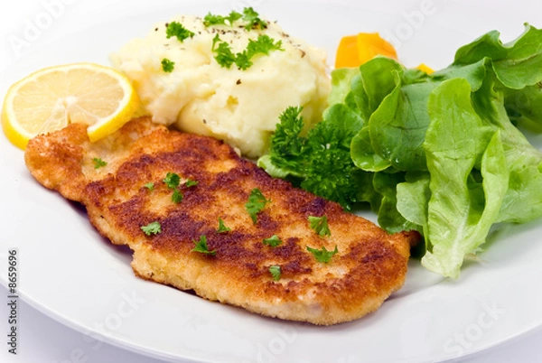 Fototapeta Panierowany Sznycel z Surówką