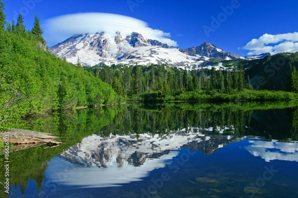 Obraz Odbicie soczewkowatych chmur nad Mt Rainier w pobliżu Seattle w stanie Waszyngton