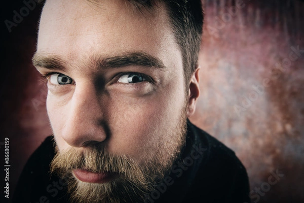Obraz Portret mężczyzny ciekawskiego. śmieszny obrazek. Szeroki kąt. Strzał studio.