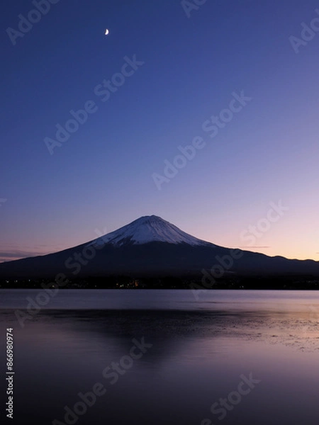 Fototapeta 夕暮れ時の富士山・山梨県河口湖からの景色