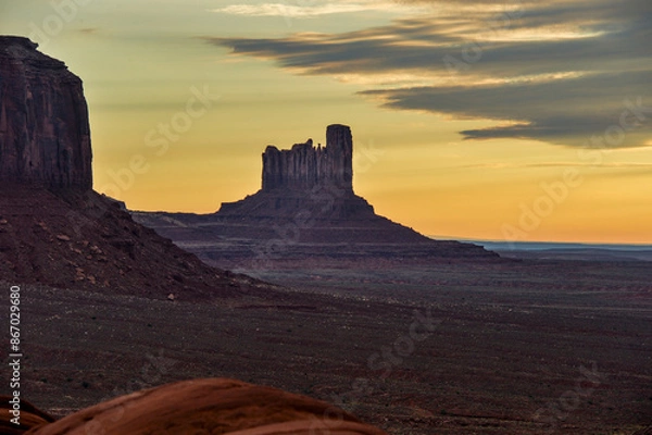 Fototapeta 美しいモニュメントバレーの朝とビュート