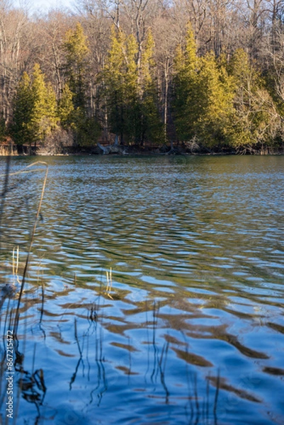 Obraz Green Lakes State Park is a New York State Park located east of Syracuse in the Town of Manlius. The most studied meromictic lake—one in which layers of water do not mix