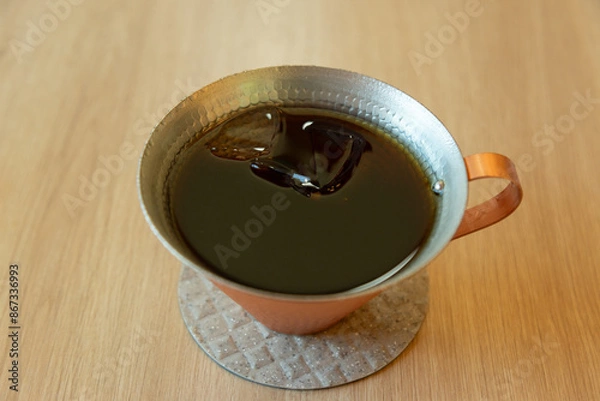 Obraz カフェで提供された美味しそうなアイスコーヒーの写真｜リラックスタイムと日常の一コマ