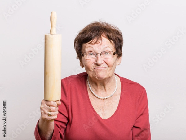 Obraz Wütende Rentnerin mit Nudelholz