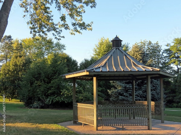 Obraz The evening sun gilds a gazebo in the park.