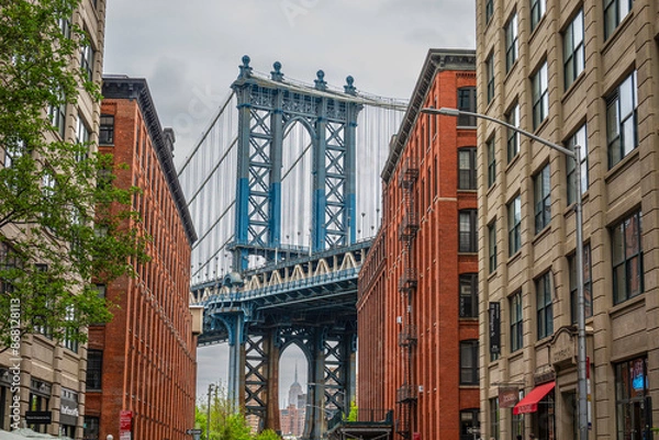 Obraz Brooklyn Bridge shot between two building