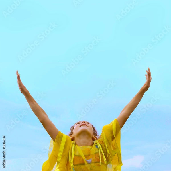 Fototapeta Free Girl on sky background