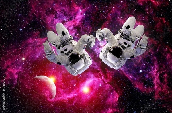 Fototapeta Dwóch astronautów Spacemen poznaje kosmiczny wszechświat Gravity Planet. Elementy tego obrazu dostarczone przez NASA.
