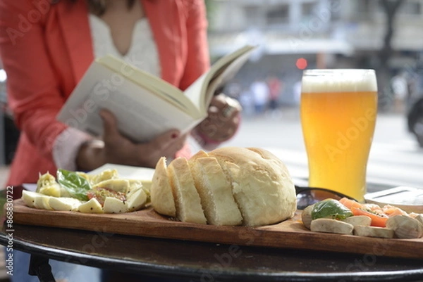 Obraz Girl reading during brunch
