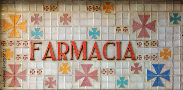 Fototapeta Rótulo de farmacia en azulejos de relieve. Azulejos publicitarios