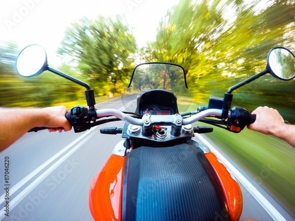 Obraz guidando la motocicletta ad alta velocita. Original point of view Pov