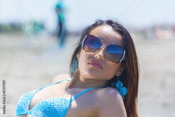 Obraz modella al mare con occhiali da sole
