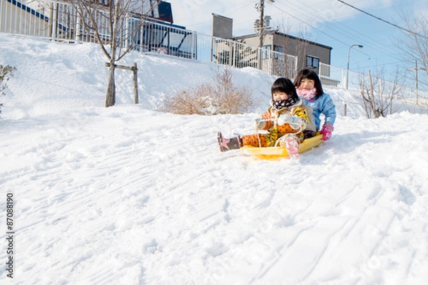 Fototapeta そりで遊ぶ子供達