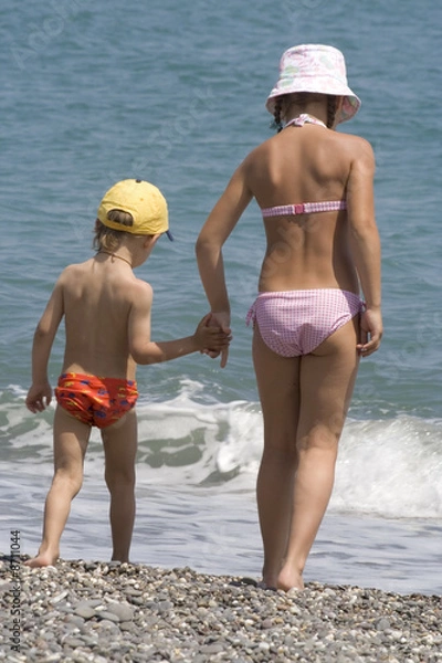 Obraz chłopak i dziewczyna stoją nad morzem