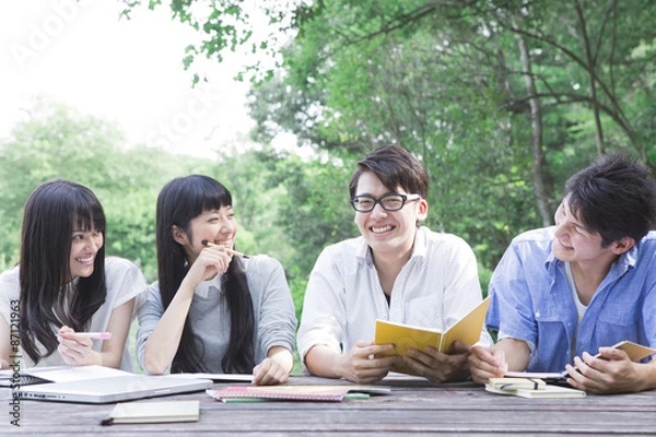 Obraz 屋外で勉強をする学生たち