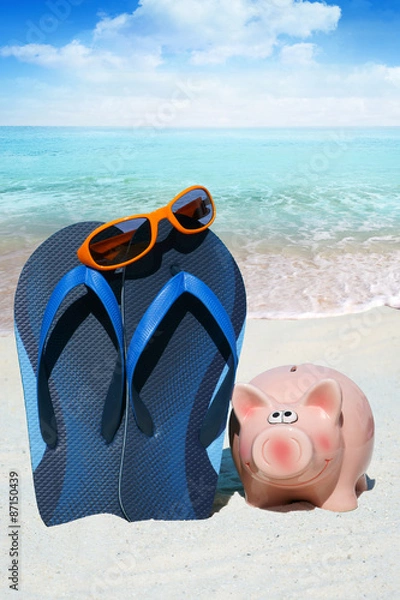Fototapeta Rosa Sparschwein, Flips Flops und Sonnenbrille am Strand