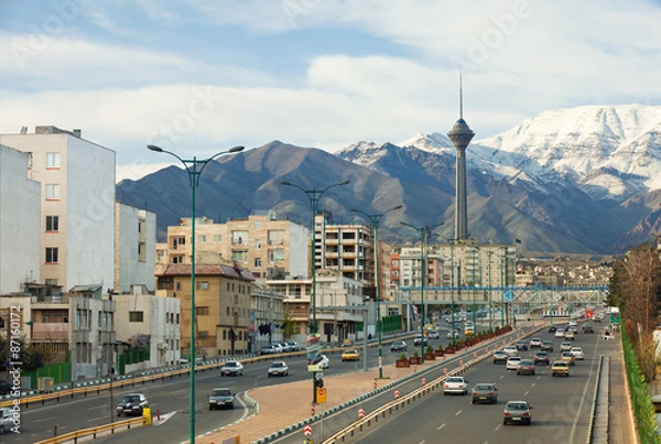 Obraz Widok ulicy Teheranu z górami Milad Tower i Alborz