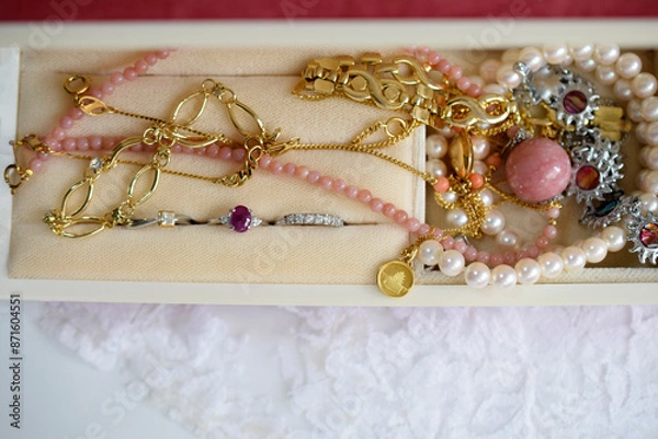 Obraz 宝石箱に入れた宝石、ジュエリーボックスに入れたジュエリー、宝飾品、指輪とネックレス