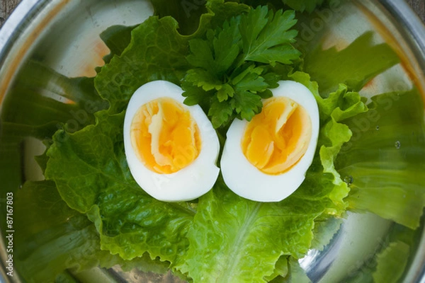 Obraz куриное вареное яйцо со свежим салатом