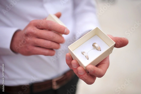 Obraz Holding wedding rings in a box
