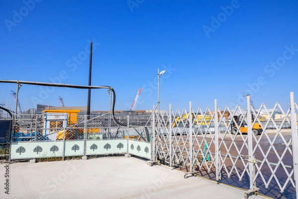 Obraz 大阪・関西万博会場 建築現場 工事車両 入場ゲート（2024年5月4日撮影）