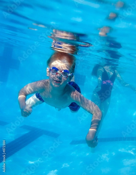 Fototapeta boy swimming underwater