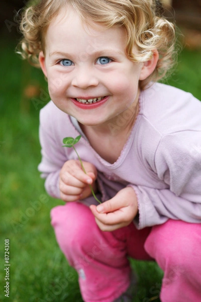 Fototapeta Petite fille avec trèfle