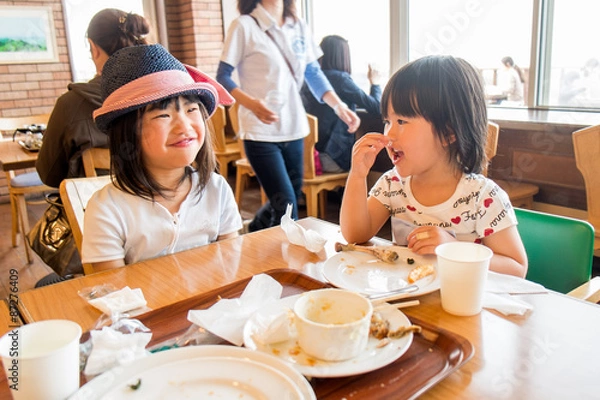 Obraz レストランで食事をする子供達