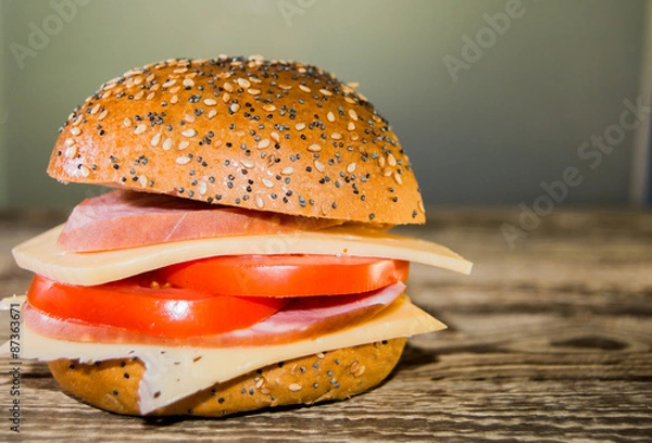 Obraz бутерброд с колбасой помидором и сыром