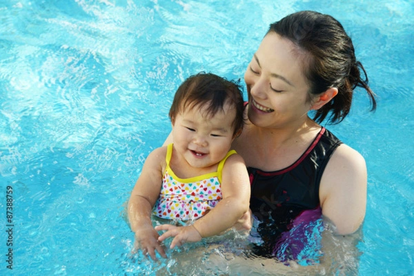 Obraz プールで遊ぶ赤ちゃんとお母さん