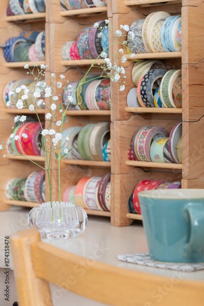 Fototapeta 白いかすみ草とたくさんのマスキングテープ