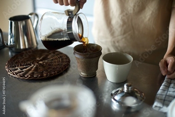 Obraz ドリップし終えたコーヒーをカップに注ぐところ