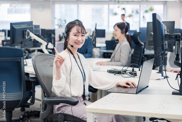 Obraz コールセンターで電話対応をするスタッフ