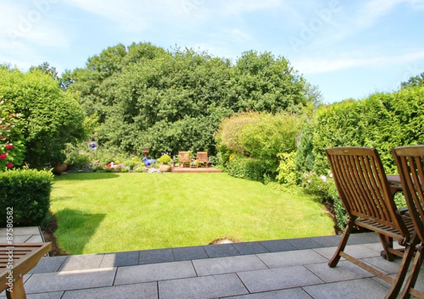 Obraz sommerlicher Garten mit Gartenmöbeln