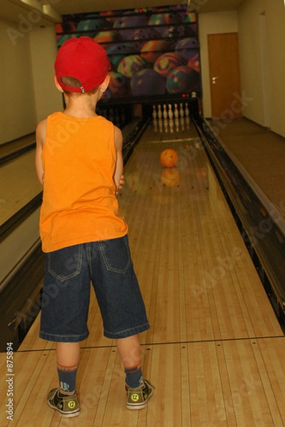 Obraz young bowler makes first swing