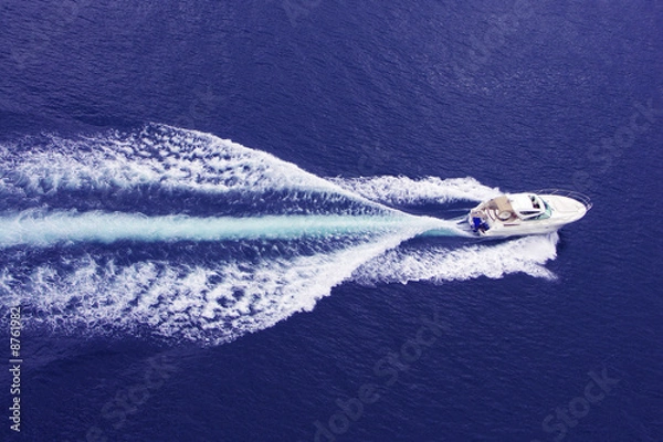Fototapeta szybka łódź motorowa z pluskiem i kilwaterem