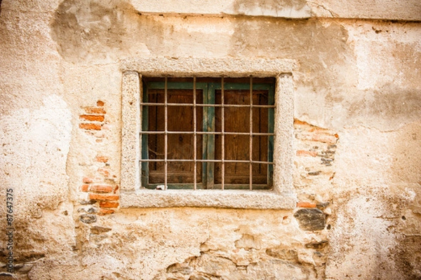 Fototapeta vecchia finestra con grate
