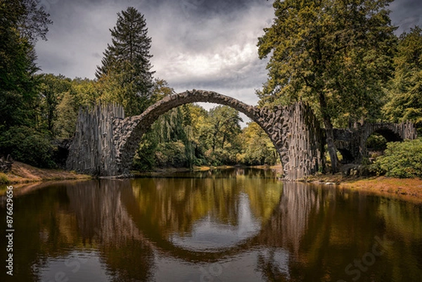 Obraz Rakotzbrücke spiegelt sich wie ein Kreis im Wasser, Gablenz, Rododendronpark 