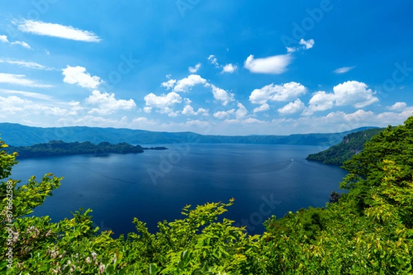 Fototapeta 【青森県十和田湖】初夏の十和田湖：美しい藍をたたえた神秘の湖