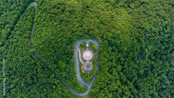 Fototapeta Serene Aerial View of the Lush Green Appalachian Forest near Brasstown Bald, Georgia