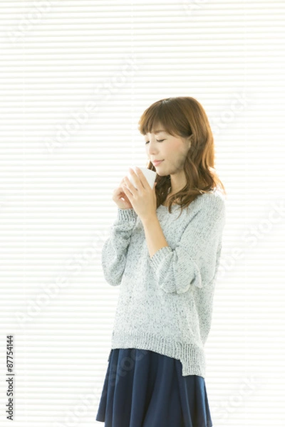 Obraz コーヒーを飲む女性