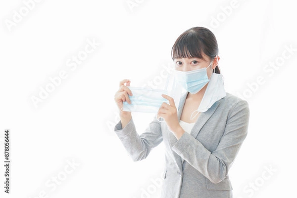 Fototapeta 大量のマスクを着けた若いビジネスパーソン