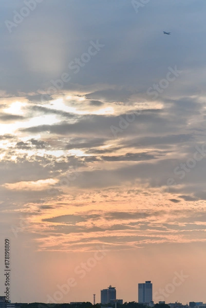 Fototapeta 雲の隙間から差し込む夕日