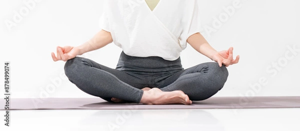Fototapeta ヨガをする女性　手元　パーツ