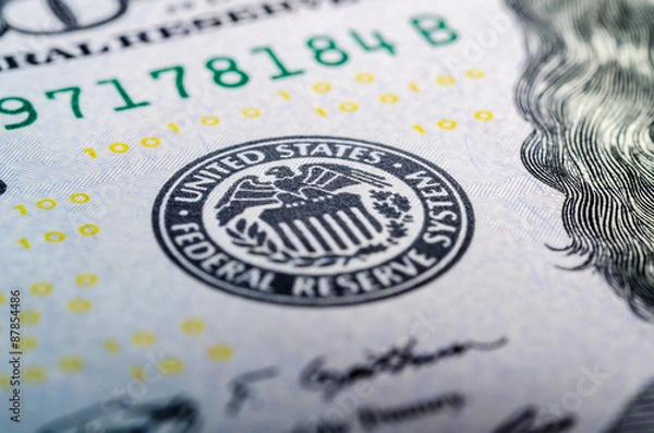 Fototapeta Symbol systemu Rezerwy Federalnej na Mac zbliżenie banknotu stu dolarów