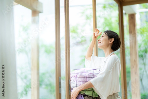 Fototapeta ランドリーバスケットを持つ女性