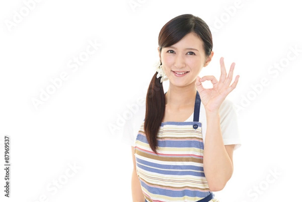 Fototapeta エプロンを着た笑顔の女性