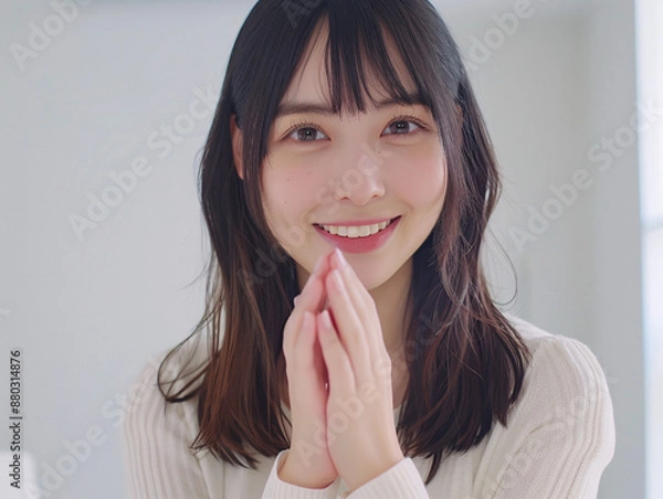 Fototapeta ナチュラルな笑顔で手を合わせるポーズの若いアジア人女性