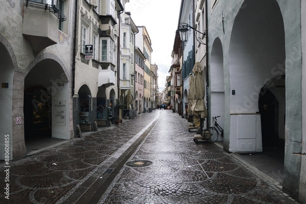 Fototapeta Blick in die Laubengasse von Meran an einem verregneten Tag