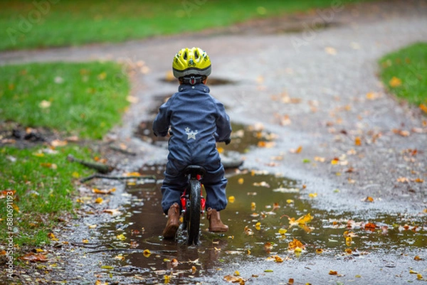 Obraz Kleinkind auf dem Laufrad im Herbst